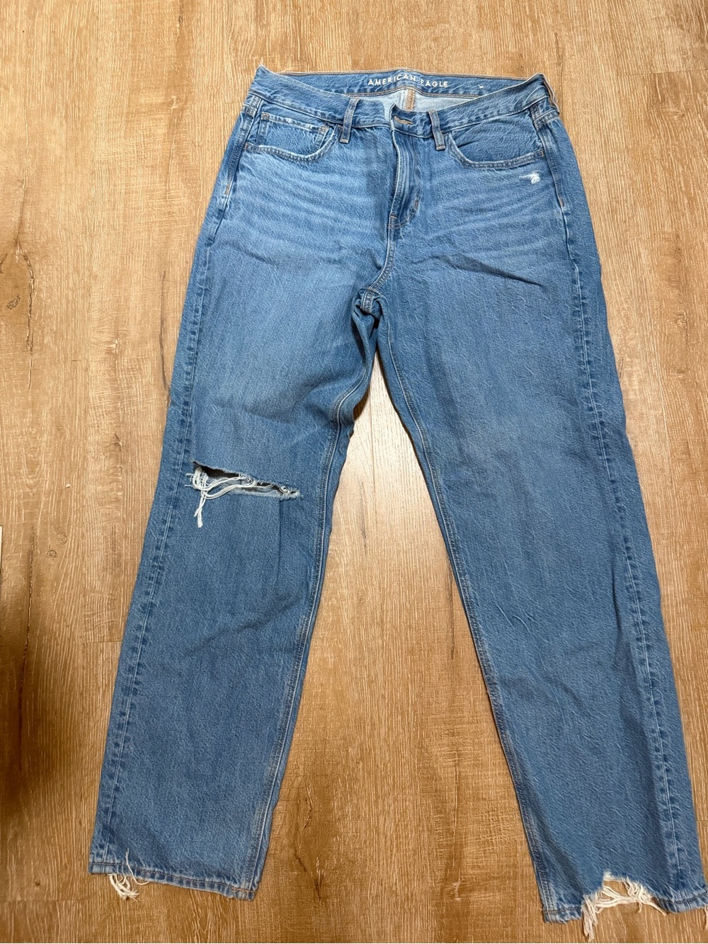 American Eagle Outfitters women’s Blue Ripped Straight-Leg Jeans